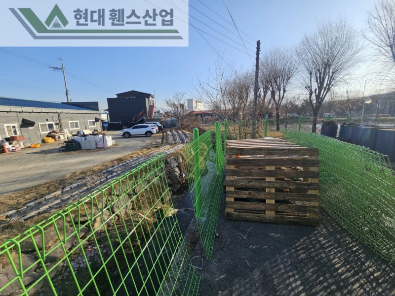 천안휀스 펜스 울타리 - 천안시 직산읍에 위치한 제조 공장 경계에 오래된 메쉬휀스를 철거하고 새로운 메쉬휀스를 시공한 현장을 소개합니다. 천안휀스 펜스 울타리 - 천안시 직산읍에 위치한 제조 공장 경계에 오래된 메쉬휀스를 철거하고 새로운 메쉬휀스를 시공한 현장을 소개합니다.