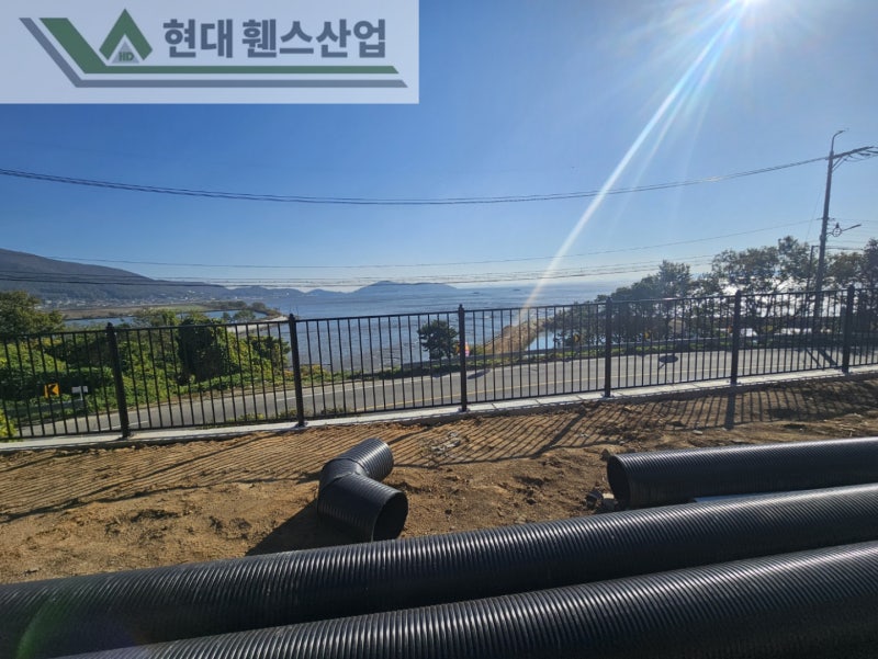 제부도휀스 펜스 울타리 - 제부도에 위치한 전원주택단지 예정지에 경계용 베이직 A형휀스를 시공한 현장을 소개합니다.