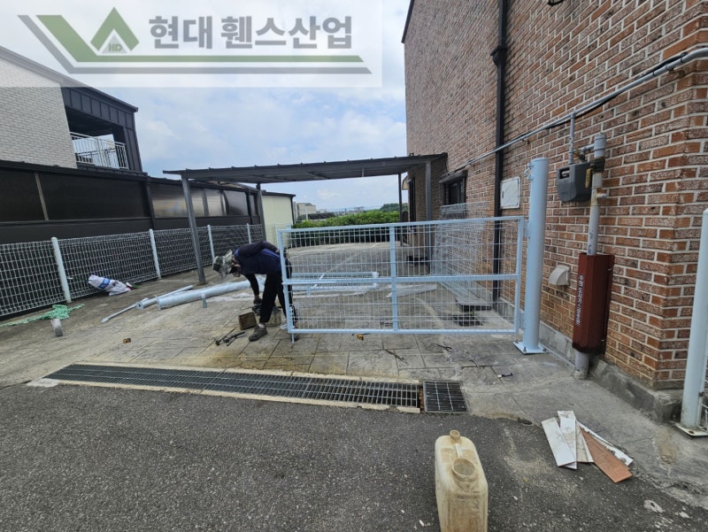 평택휀스 펜스 울타리 - 평택시 팽성읍에 위치한 미군부대 부근 타운 하우스 단지에 메쉬대문과 메쉬휀스를 설치한 현장을 소개합니다. 평택휀스 펜스 울타리 - 평택시 팽성읍에 위치한 미군부대 부근 타운 하우스 단지에 메쉬대문과 메쉬휀스를 설치한 현장을 소개합니다.