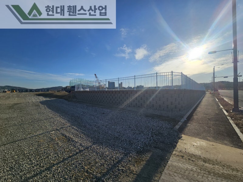 평택휀스 펜스 울타리 - 평택시 칠괴동에 위치한 신축산업단지 부지 경계에 경계용 베이직 B형휀스를 시공한 현장을 소개합니다.
