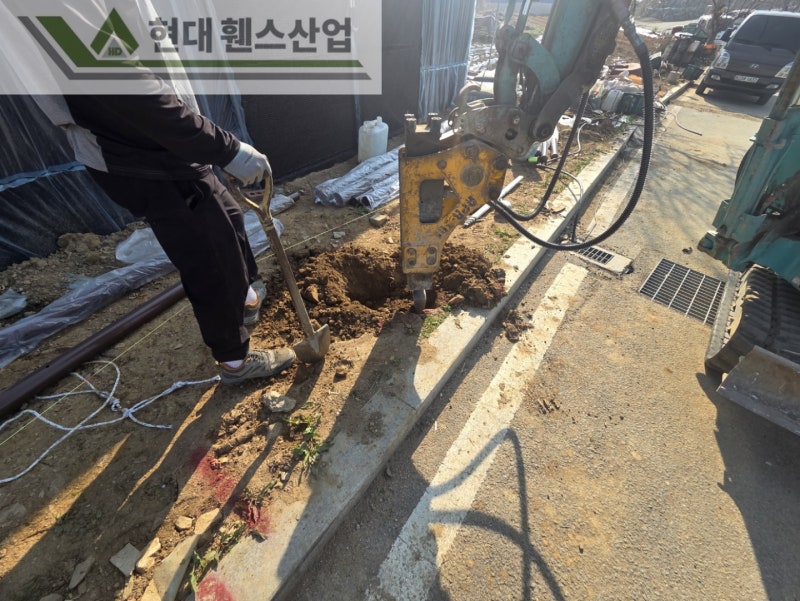 평택휀스 펜스 울타리 - 평택시 칠원동에 위치한 농막에 경계용 메쉬휀스를 시공한 현장을 소개합니다. 평택휀스 펜스 울타리 - 평택시 칠원동에 위치한 농막에 경계용 메쉬휀스를 시공한 현장을 소개합니다.