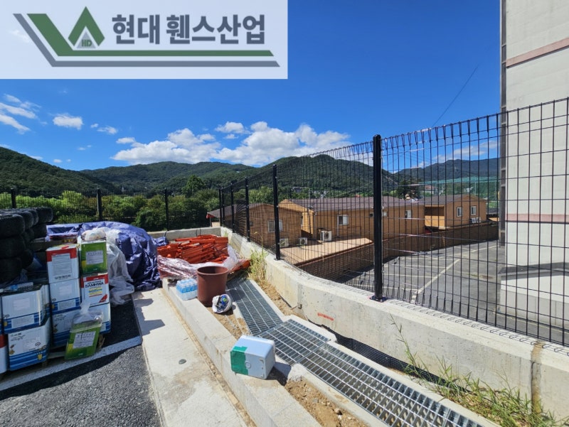 청평휀스 펜스 울타리 - 가평군 청평면에 위치한 물류창고에 경계용 메쉬휀스를 시공한 현장을 소개합니다.