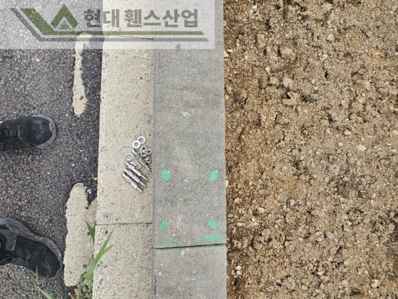 천안휀스 펜스 울타리 - 천안시 서북구에 위치한 신축 카페 건물 경계에 베이직휀스를 시공한 현장을 소개합니다. 천안휀스 펜스 울타리 - 천안시 서북구에 위치한 신축 카페 건물 경계에 베이직휀스를 시공한 현장을 소개합니다.