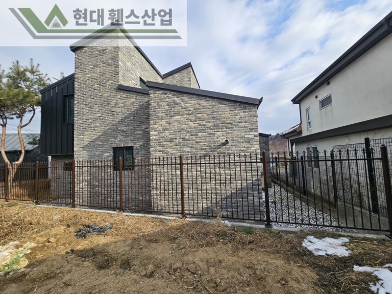 천안휀스 펜스 울타리 - 천안시 동남구에 위치한 전원주택에 디자인창살형 휀스를 시공한 현장을 소개합니다. 천안휀스 펜스 울타리 - 천안시 동남구에 위치한 전원주택에 디자인창살형 휀스를 시공한 현장을 소개합니다.