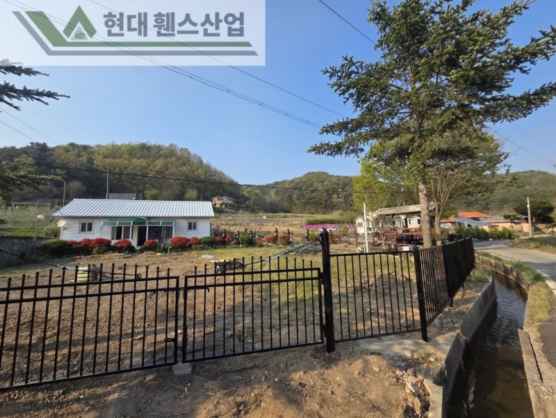 공주휀스 펜스 울타리 - 공주시 유구읍에 위치한 전원주택 경계에 오래된 휀스를 철거하고 새롭게 베이직휀스를 시공한 현장을 소개합니다. 공주휀스 펜스 울타리 - 공주시 유구읍에 위치한 전원주택 경계에 오래된 휀스를 철거하고 새롭게 베이직휀스를 시공한 현장을 소개합니다.