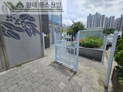 고양휀스 펜스 울타리 - 고양시 일산동구에 위치한 복합 쇼핑몰 건물에 출입방지용 디자인창살휀스를 설치한 현장을 소개합니다. 고양휀스 펜스 울타리 - 고양시 일산동구에 위치한 복합 쇼핑몰 건물에 출입방지용 디자인창살휀스를 설치한 현장을 소개합니다.