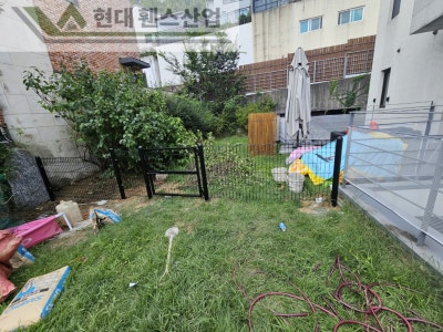 진천휀스 펜스 울타리 - 진천군 문백면에 위치한 전원주택 마당에 반려견의 공간을 위한 메쉬휀스를 시공한 현장을 소개합니다. 진천휀스 펜스 울타리 - 진천군 문백면에 위치한 전원주택 마당에 반려견의 공간을 위한 메쉬휀스를 시공한 현장을 소개합니다.