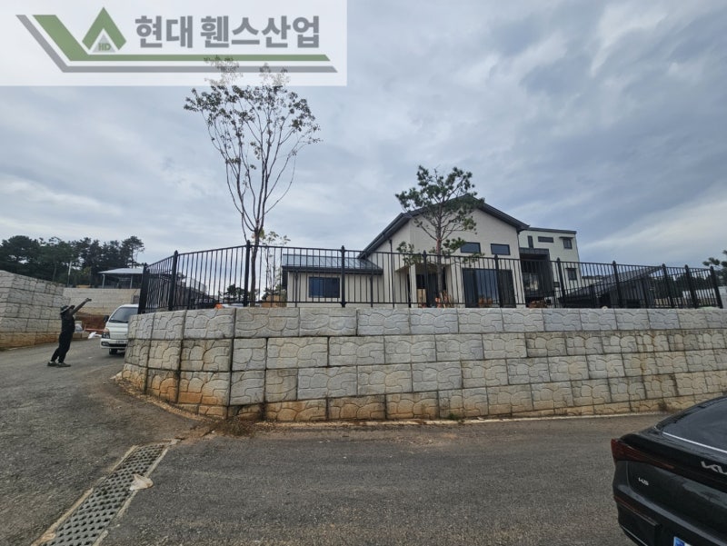 평택휀스 펜스 울타리 - 평택시 안중읍에 위치한 전원주택 경계에 베이직A형휀스를 시공한 현장을 소개합니다. 평택휀스 펜스 울타리 - 평택시 안중읍에 위치한 전원주택 경계에 베이직A형휀스를 시공한 현장을 소개합니다.