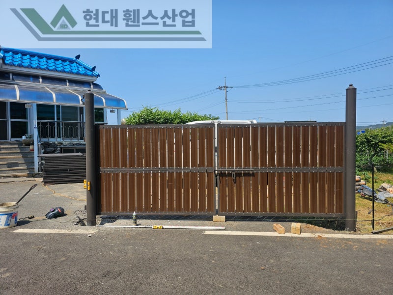 진천휀스 펜스 울타리 - 진천군 문백면에 위치한 작은 시골마을 주택에 심플하지만 고급스러운 베이직 A형휀스를 설치한 현장을 소개합니다. 진천휀스 펜스 울타리 - 진천군 문백면에 위치한 작은 시골마을 주택에 심플하지만 고급스러운 베이직 A형휀스를 설치한 현장을 소개합니다.