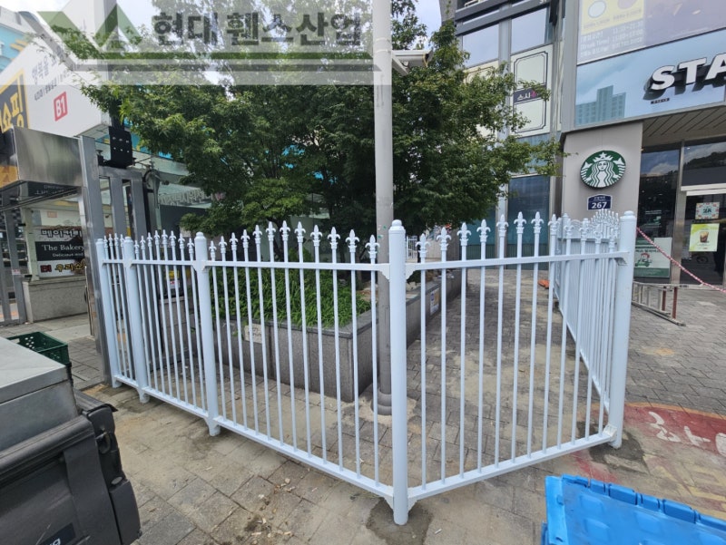 고양휀스 펜스 울타리 - 고양시 일산동구에 위치한 복합 쇼핑몰 건물에 출입방지용 디자인창살휀스를 설치한 현장을 소개합니다. 고양휀스 펜스 울타리 - 고양시 일산동구에 위치한 복합 쇼핑몰 건물에 출입방지용 디자인창살휀스를 설치한 현장을 소개합니다.