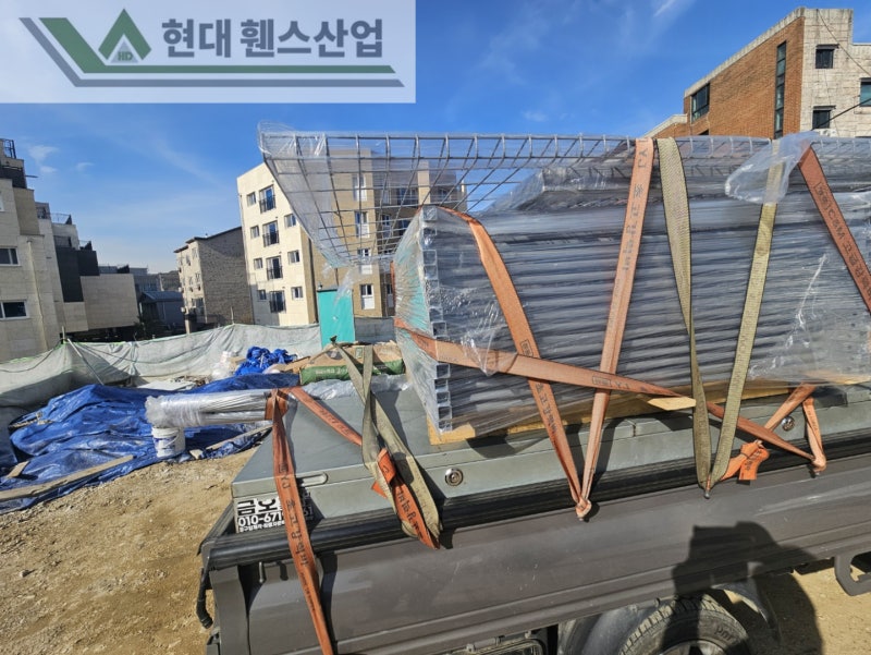 용인휀스 펜스 울타리 - 용인시 보정동에 위치한 신축 원룸빌라 경계에 추락방지용 베이직A형휀스를 시공한 현장을 소개합니다.