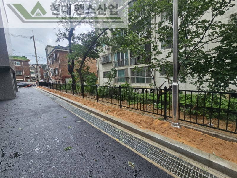 부천휀스 펜스 울타리 - 부천시 원종동에 위치한 신규 재건축 아파트 경계에 베이직 A형 휀스를 설치한 현장을 소개합니다. 부천휀스 펜스 울타리 - 부천시 원종동에 위치한 신규 재건축 아파트 경계에 베이직 A형 휀스를 설치한 현장을 소개합니다.