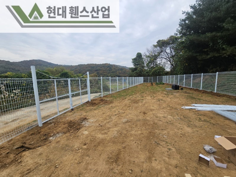 안성휀스 펜스 울타리 - 안성시 아양동에 위치한 나대지에 경계용 메쉬휀스를 시공한 현장을 소개합니다. 안성휀스 펜스 울타리 - 안성시 아양동에 위치한 나대지에 경계용 메쉬휀스를 시공한 현장을 소개합니다.