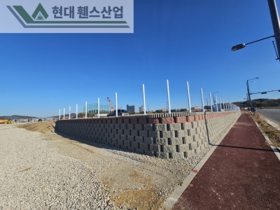 평택휀스 펜스 울타리 - 평택시 칠괴동에 위치한 신축산업단지 부지 경계에 경계용 베이직 B형휀스를 시공한 현장을 소개합니다.