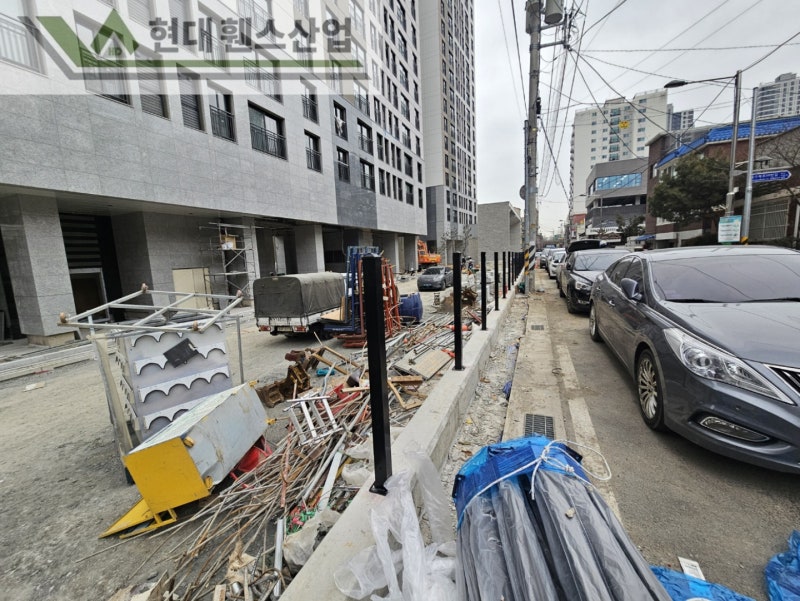 부평휀스 펜스 울타리 - 부평시에 위치한 신축아파트 경계에 베이직 A형휀스를 시공한 현장을 소개합니다.