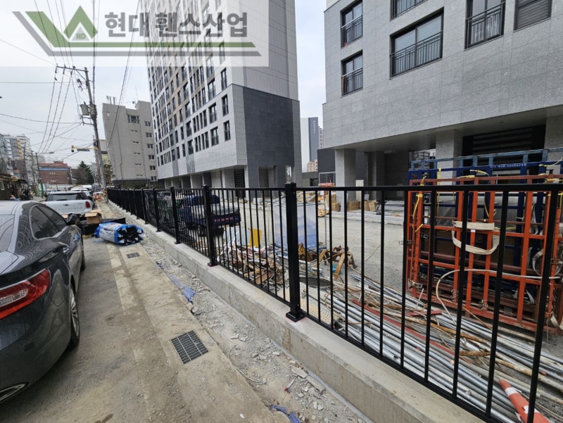 부평휀스 펜스 울타리 - 부평시에 위치한 신축아파트 경계에 베이직 A형휀스를 시공한 현장을 소개합니다.