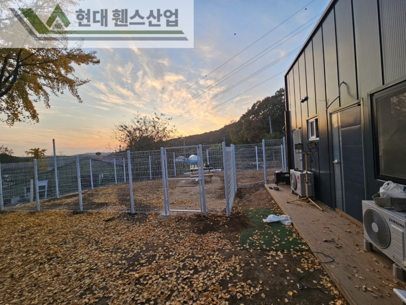 이천휀스 펜스 울타리 - 이천시 부발읍에 위치한 유기견보호소 경계에 메쉬휀스를 시공한 현장을 소개합니다.