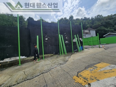 천안휀스 펜스 울타리 - 천안시 목천읍에 위치한 공장 경계에 차폐휀스를 설치한 현장을 소개합니다.