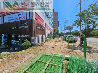 시흥휀스 펜스 울타리 - 시흥시 장현동에 위치한 작은 화단에 경계용 메쉬휀스를 설치한 현장을 소개합니다.